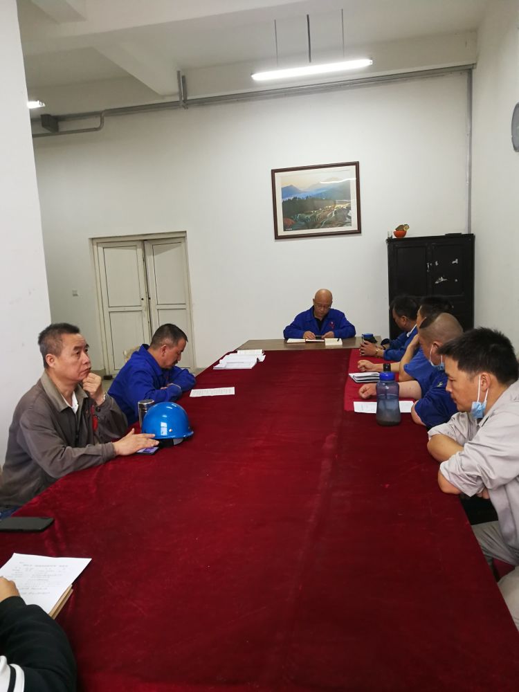 機(jī)加裝配黨支部召開(kāi)全體黨員大會(huì)，組織主題教育學(xué)習(xí)。