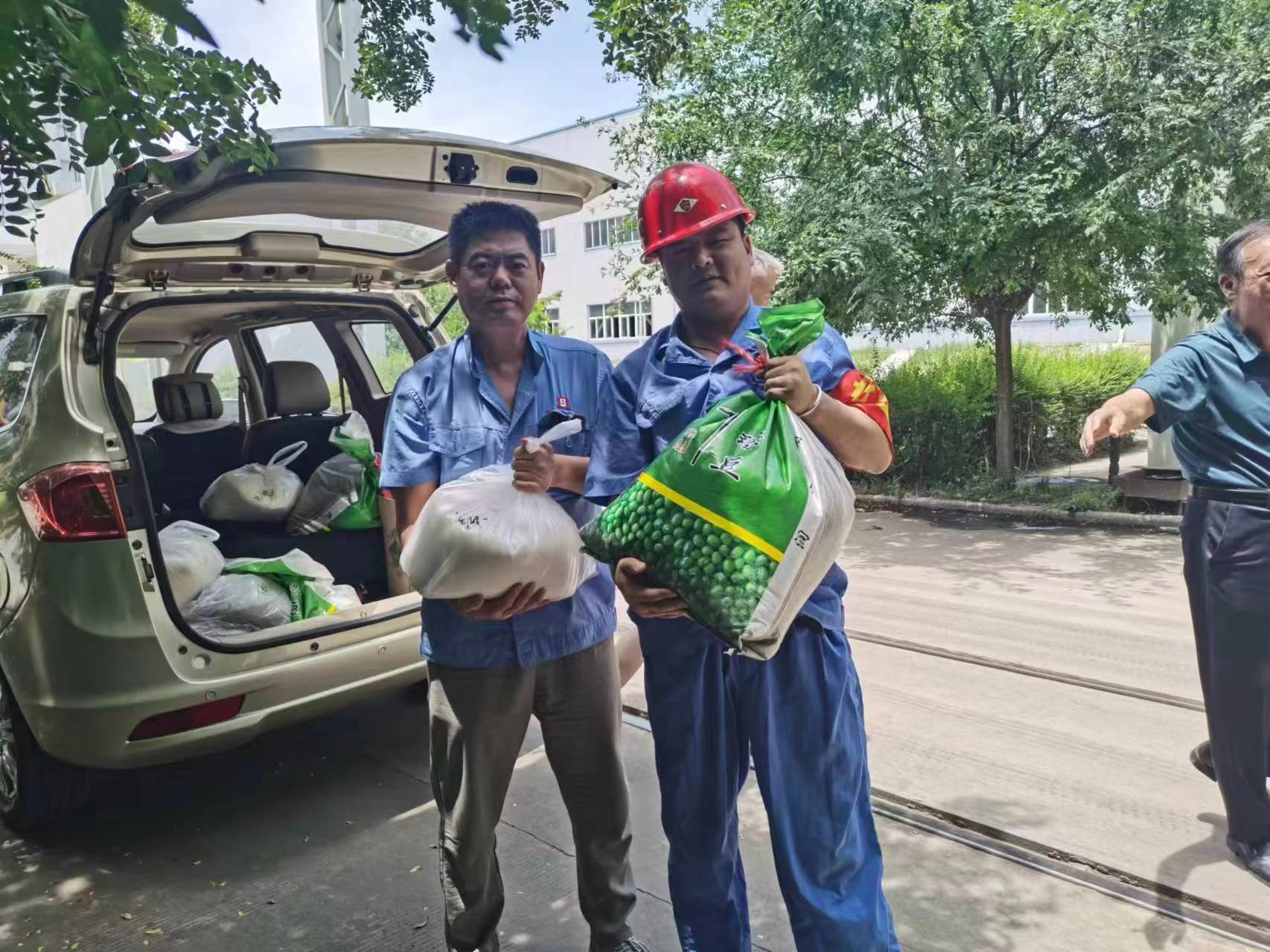 給一線(xiàn)生產(chǎn)車(chē)間和工地職工購(gòu)買(mǎi)了一批白糖、綠豆等防暑降溫品送到了車(chē)間工地